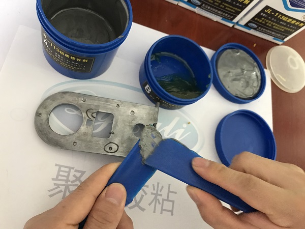 工業(yè)修補(bǔ)劑使用之前 工業(yè)修補(bǔ)劑使用之前