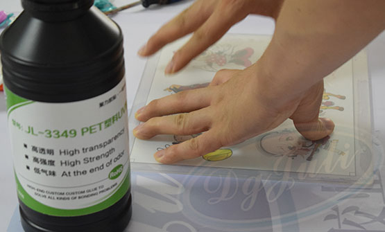 做塑料模型用什么膠水？聚厲牌PET無痕UV膠水粘接強度高