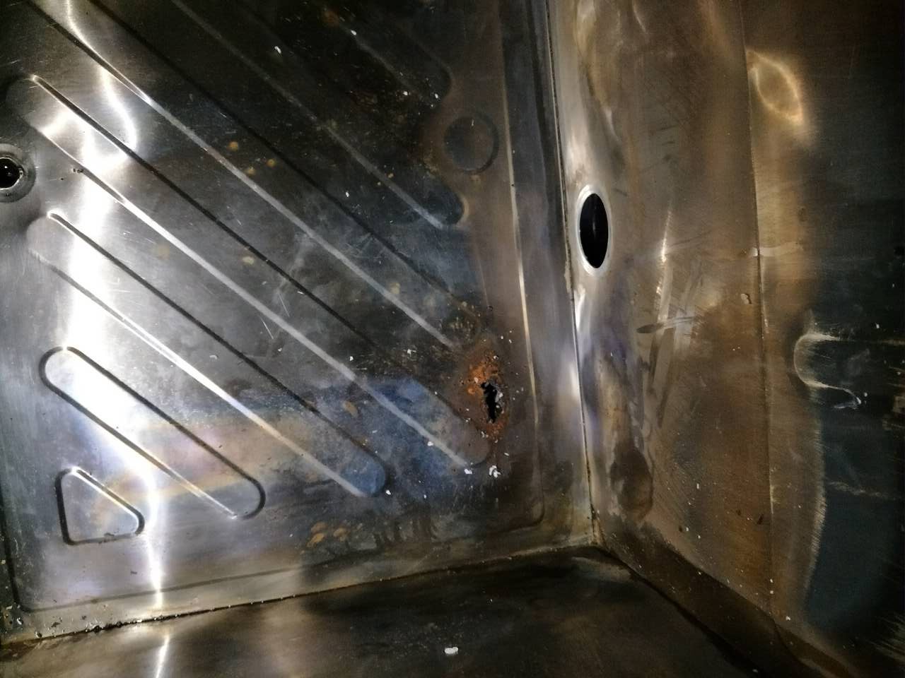 不銹鋼修補膠，安全高效完成不銹鋼熱水箱穿孔修補！